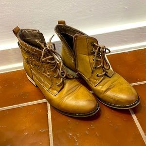 Tan boots w braided leather on the side